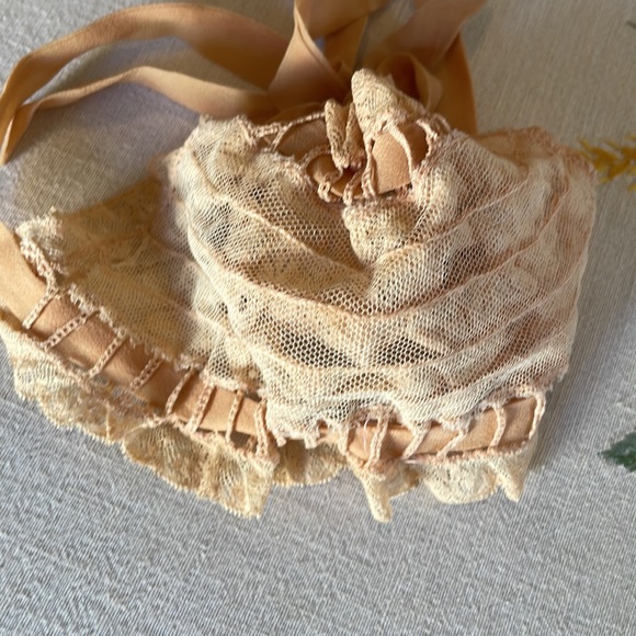 Antique lace and ribbon christening bonnet, ribbon ties under chin and in back - Picture 4 of 11